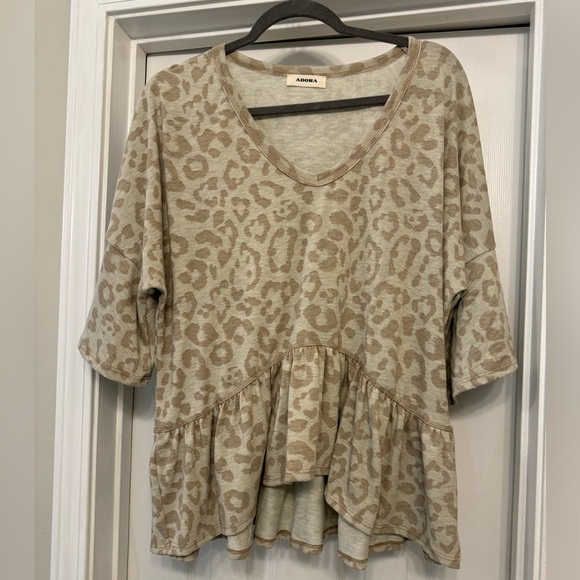 Cute layered leopard print top size large - Picture 1 of 3